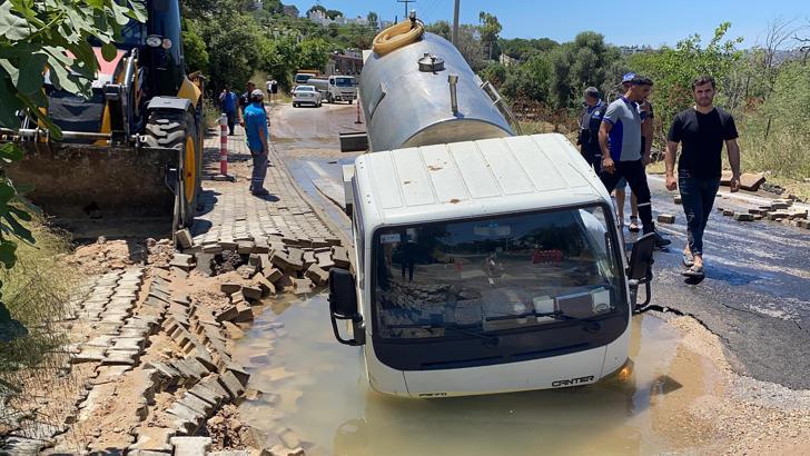Bodrum'da ana isale hattı patladı, yoldan geçen tanker çukura düştü