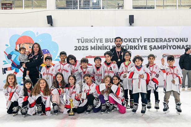 Minik hokeycilerden büyük başarı