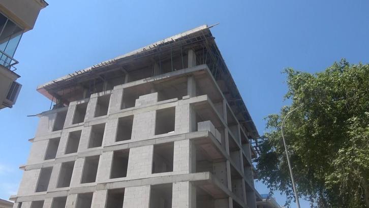 İnşaatın 5’inci katından düşen işçi ağır yaralandı