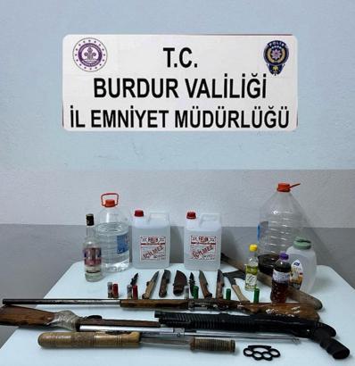 Kaçak alkol ve ruhsatsız silah baskını