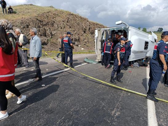 Cenazeden dönenleri taşıyan midibüs yan yattı; 2 ölü, 15 yaralı - Yeniden