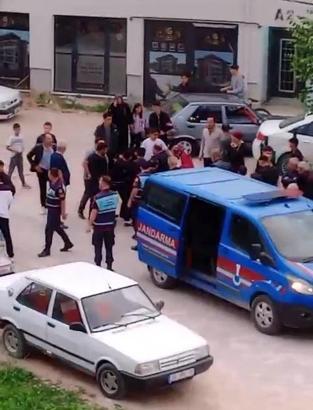 'Yol verme' tartışmasında 1 kişiyi bıçaklayıp, 3 kişiyi de darbetmişti: tutuklandı