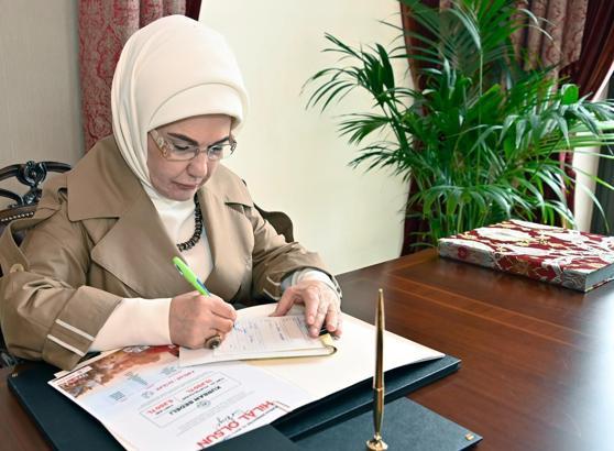 Emine Erdoğan, Türk Kızılay'a kurban bağışında bulundu