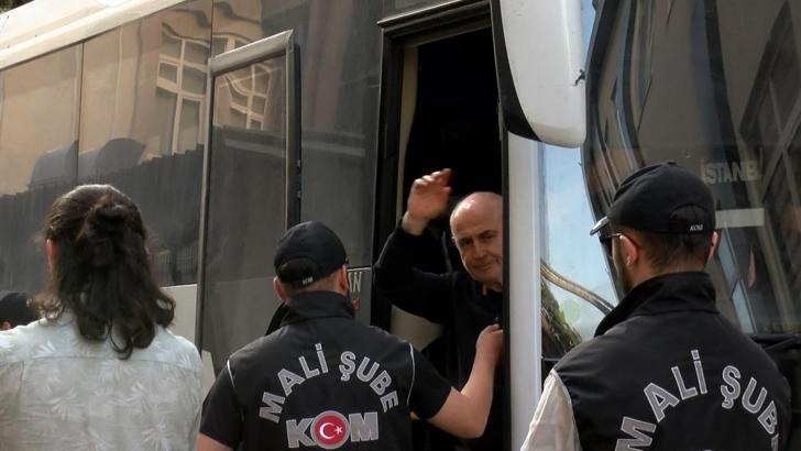 İstanbul - İBB'ye yönelik operasyonun 5'inci dalgasında gözaltına alınanlar sağlık kontrolü için hastaneye getirildi