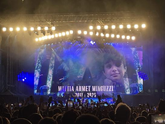 İstanbul - Gun's N' Roses, İstanbul konserinde Mattia Ahmet Minguzzi'ye şarkı hediye etti