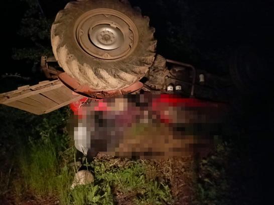 Sivas'ta devrilen traktördeki çift, öldü