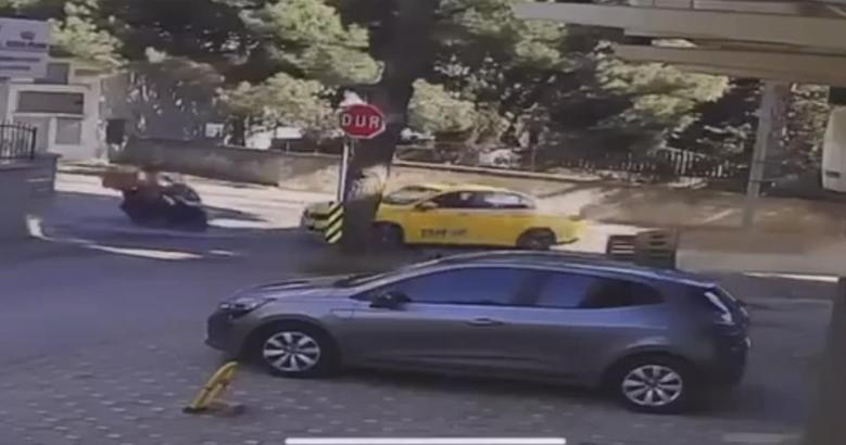 İstanbul - Maltepe'de motosiklet taksiye çarptı; sürücü yola savruldu
