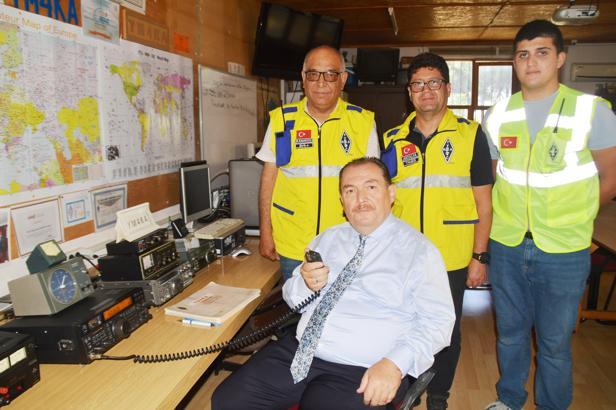 Kaymakam Kara, acil afet haberleşme istasyonunda