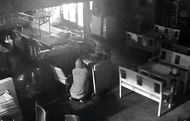 Tost yiyip, portakal suyu içtiği büfeden 10 bin lira ve cep telefonu çaldı