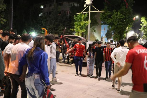 1'inci Lig'e çıkan Vanspor taraftarından halaylı sevinç gösterileri