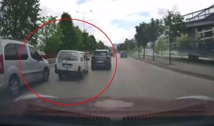 Otomobiliyle makas atıp trafiği tehlikeye düşürdü; o anlar kamerada