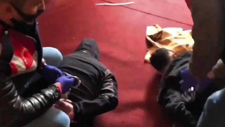 Sahte kimliklerle kargo şirketi acentesi kurup uyuşturucu sevkiyatı yapan 9 şüpheli tutuklandı