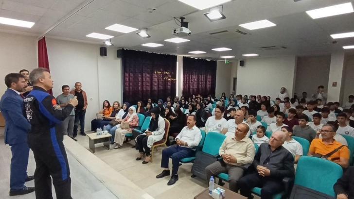 Türk astronot Gezeravcı, Anamurlu öğrencilerle buluştu