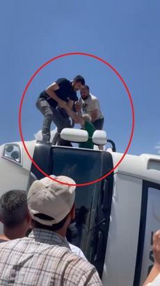 Virajı alırken devrilen TIR'ın sürücüsünü çevredekiler kurtardı; kaza kamerada