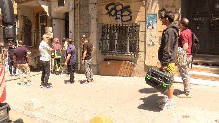 İstanbul - Beyoğlu'nda 5 katlı binanın bodrum katında çıkan yangın söndürüldü