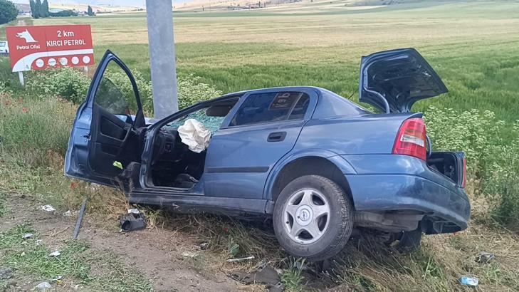 Otomobil yön levhasına çarptı: 1 ölü, 1 yaralı