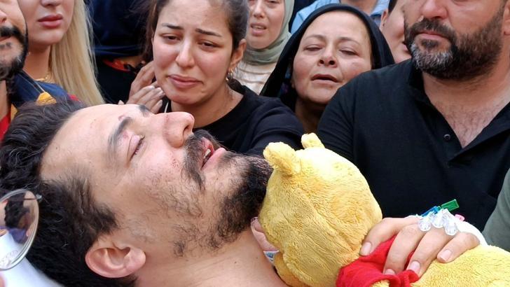 Kazada ölen eşi ve 2 çocuğu için düzenlenen törene sedye ile getirildi