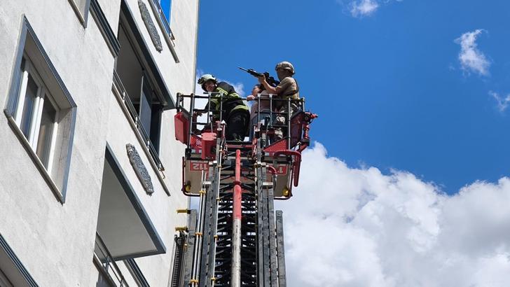 Rehin aldığı annesi, babası ve kız kardeşi kurtarıldı; şüpheliyi ikna çalışmaları sürüyor