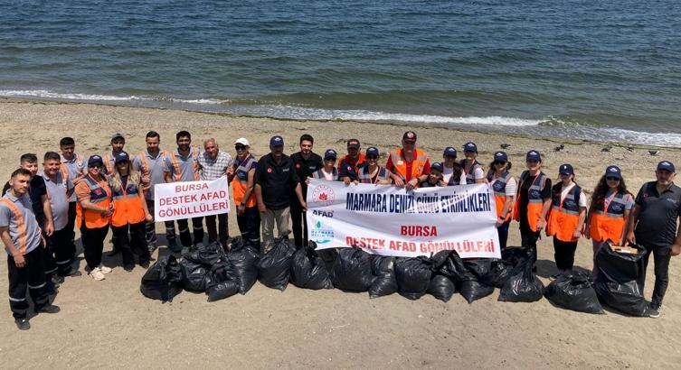 Bursa'da 'Marmara Denizi Günü' etkinlikleri kapsamında deniz ve kıyılar temizlendi