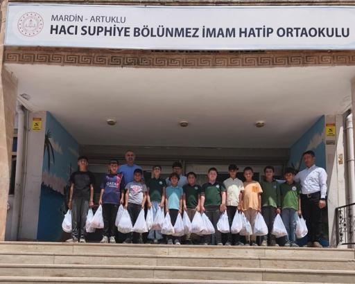 Mardin’de ortaokul öğrencilerden muhtaç ailelere bayram şekeri