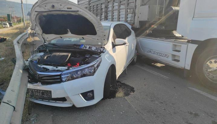 Otomobil bariyerlere çarptıktan sonra TIR'a çarptı; 1 yaralı