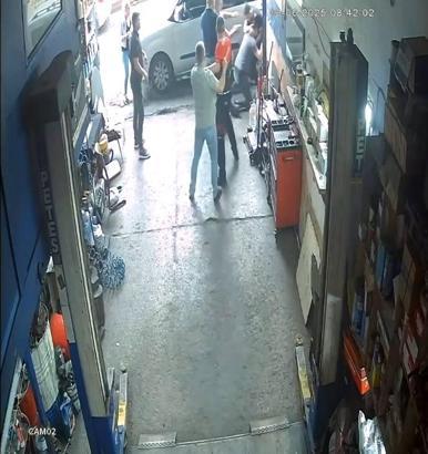 İstanbul - Küçükçekmece’de iş yerindeki kavga güvenlik kamerasında