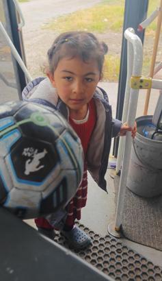 Otobüs şoförü, yolda gördüğü çocuğun topunu şişirdi; küçük kızın sevinci kamerada