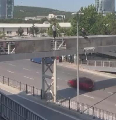 İstanbul - Kartal’da üst geçitten elektrik direğine atladı