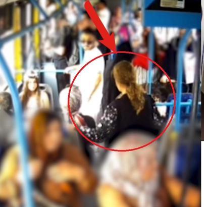 Otobüste düşürülen altın kolyeyi aldığı anlar kamerada