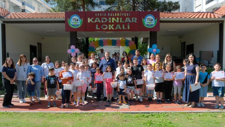 Kursiyerlerin mezuniyet sevinci