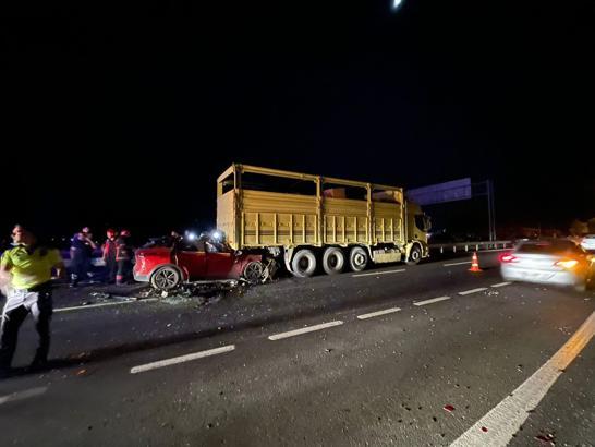 Kamyonun altına giren otomobilin sürücüsü öldü