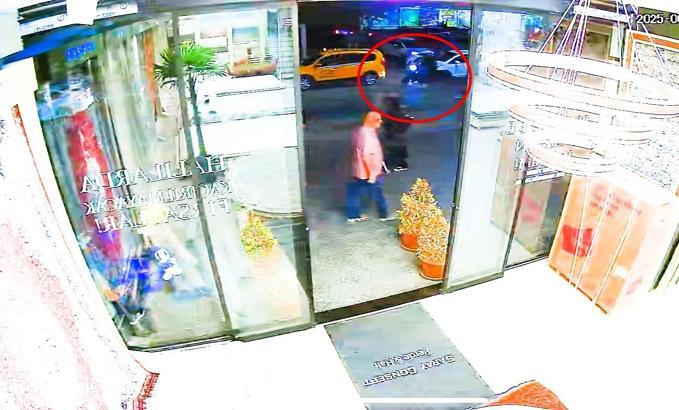 Siirt'te motosikletin yayaya çarptığı kaza kamerada