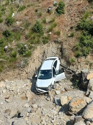 Uçuruma düşen otomobildeki sürücü ile eşi yaralandı