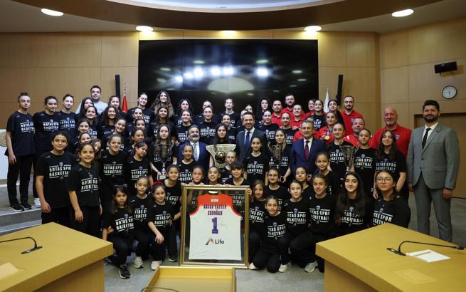 Bakan Bayraktar, BOTAŞ Spor Kulübü'nü kabul etti