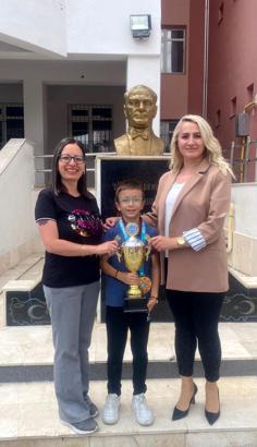 Şampiyona okul müdüründen ödül