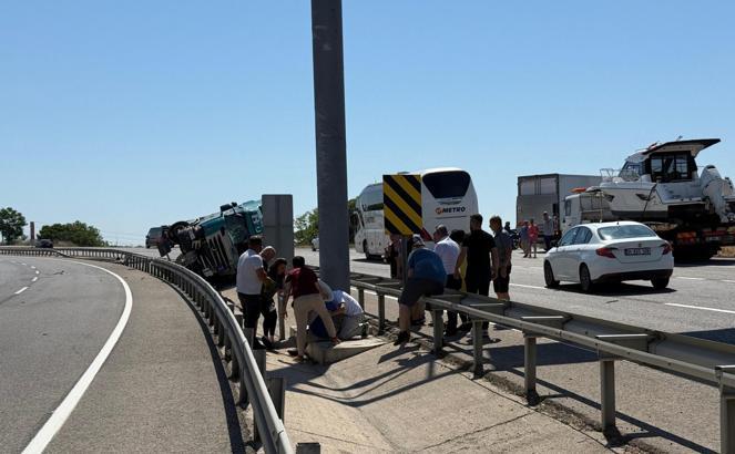 Tekirdağ'da devrilen TIR'ın sürücüsü yaralandı
