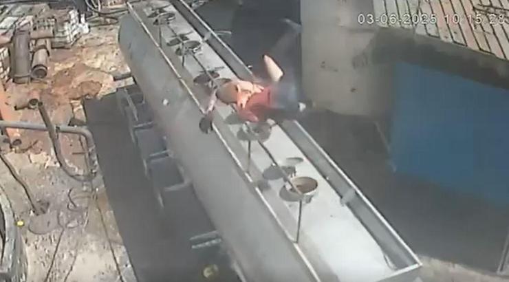 Ağzında sigara ile kapağını açtığı tankerde patlama oldu; o anlar kamerada