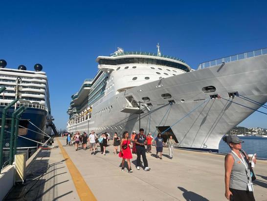 Bodrum'a denizden 2 kruvaziyer ile 2 bin 643 turist