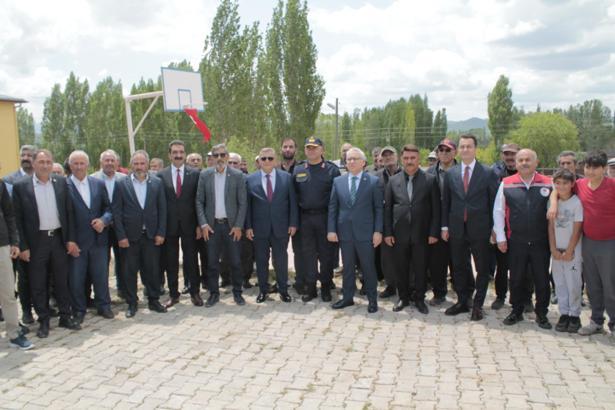 Sivas'ta traktör kazalarını önlemek için reflektör dağıtıldı