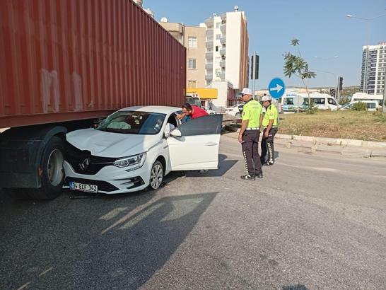 Kızkalesi'nde otomobil  TIR'a çarptı
