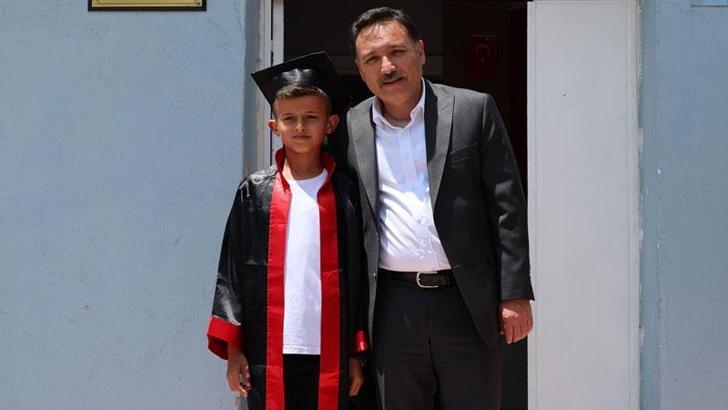 Vali, okulun tek mezununun kep atma törenine katıldı