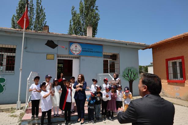Vali, okulun tek mezununun kep atma törenine katıldı