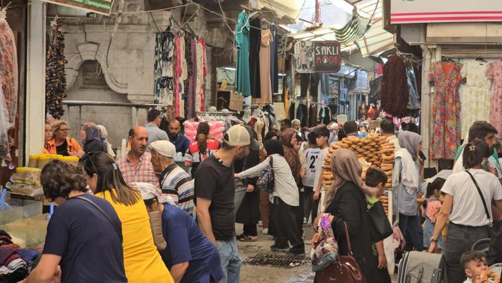 Yıkılıp yeniden yapılacak tarihi Uzun Çarşı'da bayram alışverişi