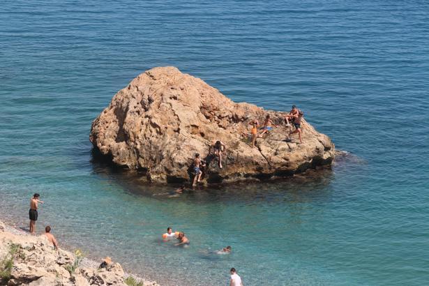 Antalya’da sıcaktan bunalanlar, Konyaaltı Sahili'ne akın etti