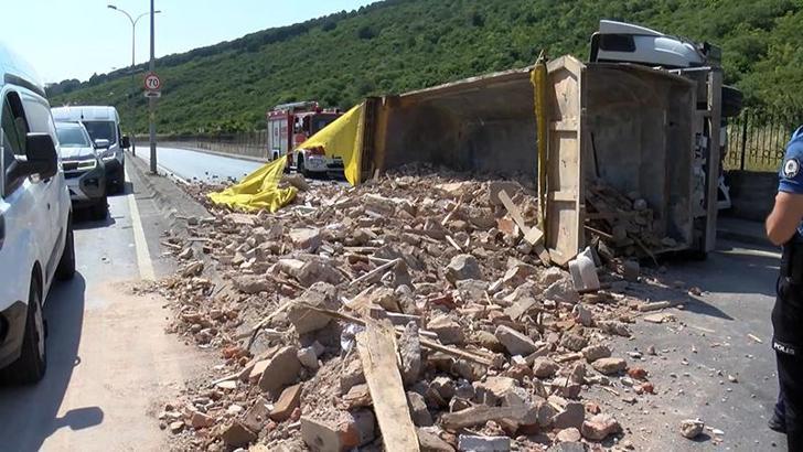 Maltepe’de moloz yüklü hafriyat kamyonu devrildi, yol trafiğe kapandı