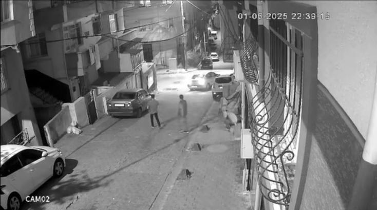 İstanbul- Küçükçekmece'de evin balkonuna torpil atan çocuklar kamerada
