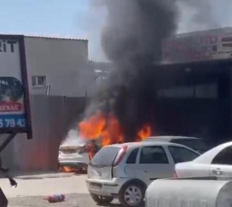 Düziçi'de park halindeki 2 araç yandı