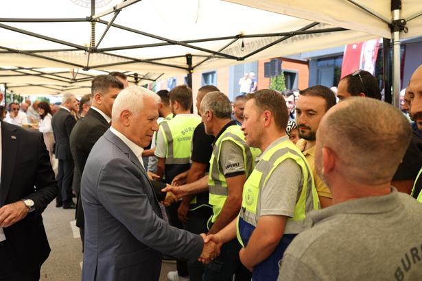 Bursa Büyükşehir Belediye Başkanı Bozbey, belediye personeliyle bayramlaştı