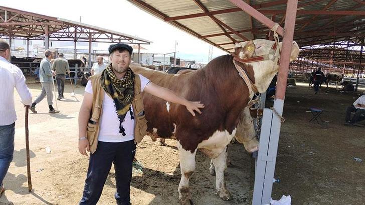 Kırşehir’de kurban pazarının en büyüğü 1 tonluk 'Paşa', 230 bin TL'den satıldı