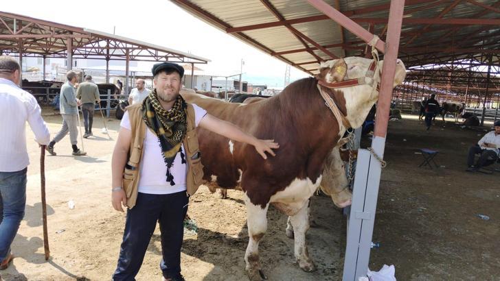 Kırşehir’de kurban pazarının en büyüğü 1 tonluk 'Paşa', 230 bin TL'den satıldı